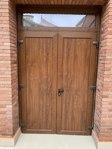 cerrajeria zapardiel puertas imitacion madera 1 - Aluminio y PVC